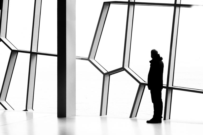 Un imperativo sugerente o una sugerencia imperativa. “Tacet”, de Giovanni Pozzi