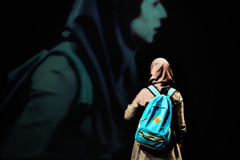 Muros y hombres: la metaficción de «Hearing»