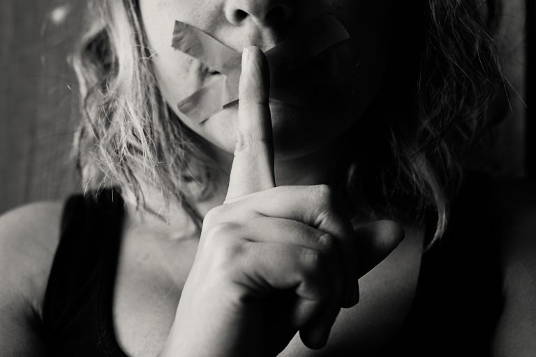La ironía literaria como escudo ante la propaganda franquista: comparativa entre el lenguaje de “Tiempo de Silencio” y el del NO-DO