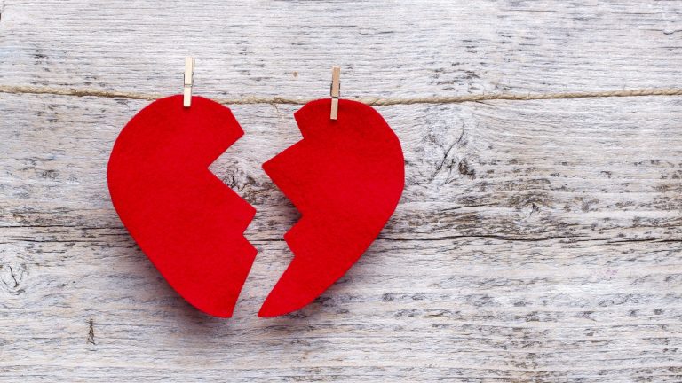 La paradoja de lo inexistente, “El amor no existe”, Clara Mateos