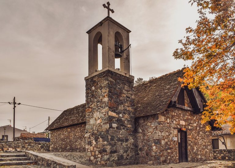 «El que no está conmigo está contra mí» (Mt 12: 30, Lc 11: 23). “Réquiem por un campesino” y “El cura de Almuniaced”