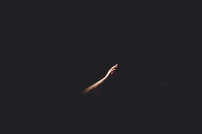 Una forma fragmentada. “Ustedes brillan en lo oscuro”, de Liliana Colanzi