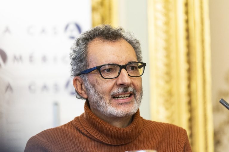 Escribir sin fórmulas mágicas. Entrevista a Eloy Tizón