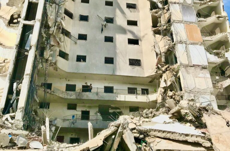 Tráelos a presente (II)