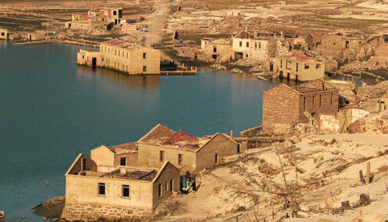 Tierra, agua, sangre y hambre. Sobre el ensayo “Los pueblos de Franco”